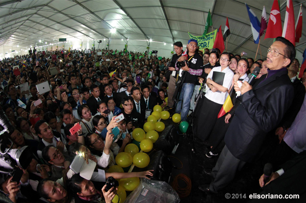 Bro. Eli Soriano (far right) was greeted by the attendees of the Pasalamat ng Katawan at South America for his 50th year of service to God and humanity. (File photo: Rovic Balunsay, Photoville International)