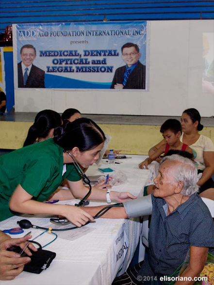 Residents – old and young – receive quality services through the regular medical-dental-legal missions being mounted by Bro. Eli Soriano’s Ang Dating Daan group and media network, UNTV.  (Photo by Mark Oliver Santillan, Photoville International)