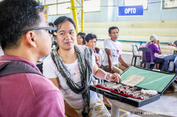Free optometric check-up and reading glasses are given to the participants of medical-dental-legal missions being held by the Ang Dating Daan group and UNTV at various remote areas in the country (File photo: Jerickson Buñag, Photoville International)