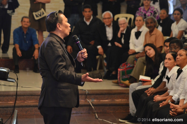 Bro. Eli explains his arguments in front of the live audience at São Paulo, Brazil, during his debate with the Brazilian pastor Rubens Sodré last September 21, 2014 (Brazilian time).