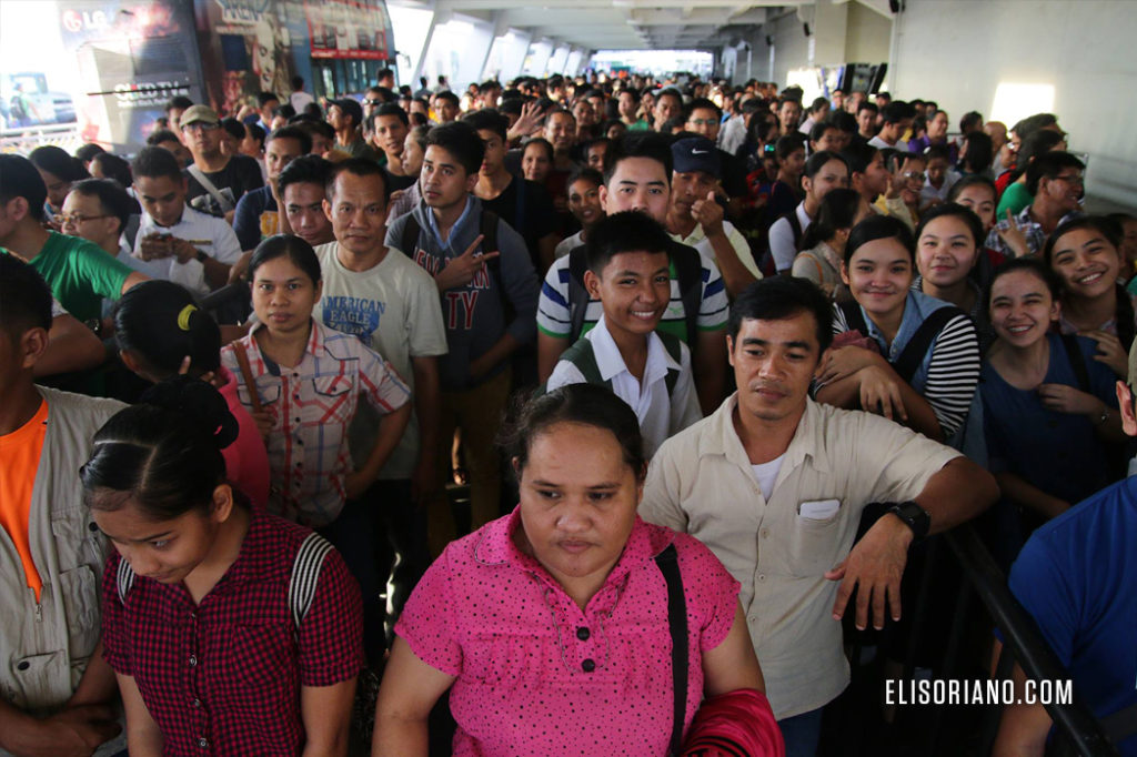 Guests line up at the MOA Arena entrance gate to witness the Ang Dating Daan Worldwide Bible Exposition coinciding ADD's 36th anniversary celebration. (Kenneth Valladolid, Photoville International)