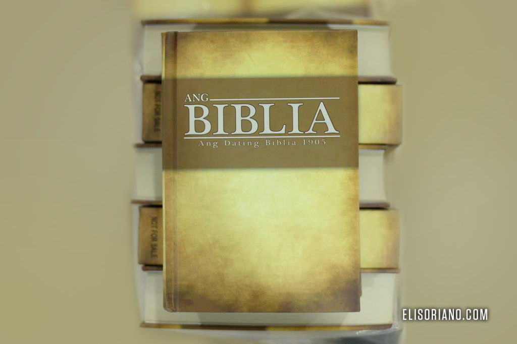 Sets of Ang Biblia (The Bible) - Ang Dating Biblia 1905, produced by the Members Church of God International, were given away to the guests of the Special Worldwide Bible Exposition of Ang Dating Daan. (Bruce Darilay, Photoville International)