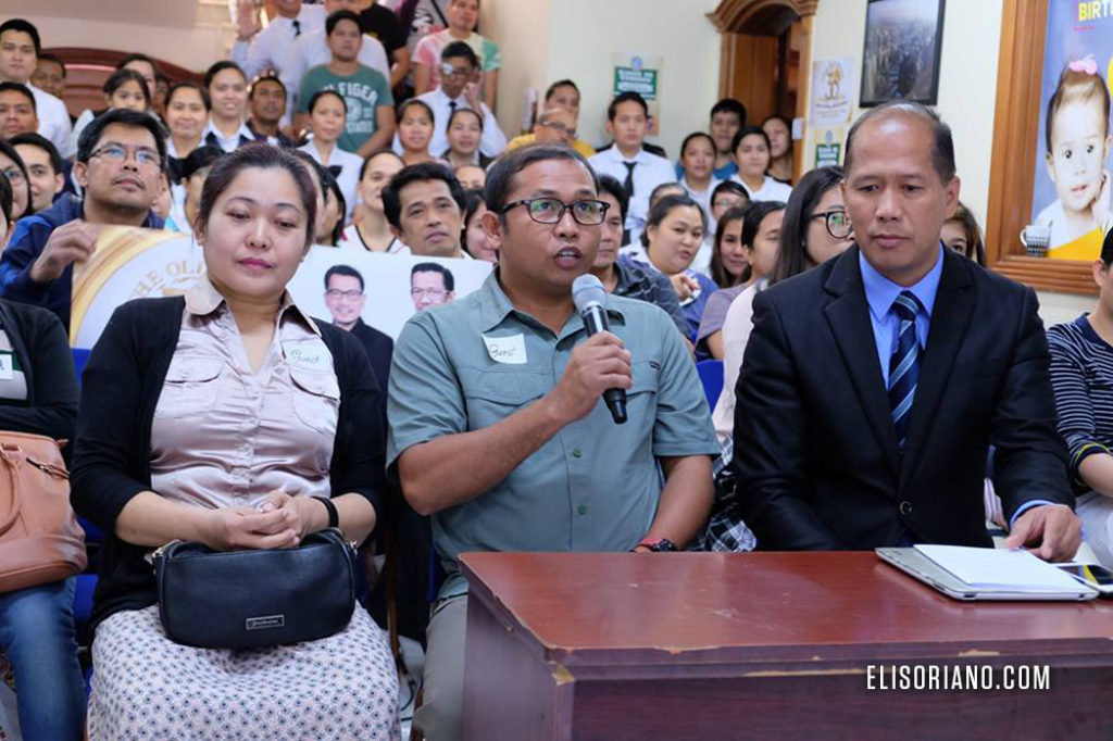 Mr. Archie Romero, one of the guests and inquirers from Dubai, UAE raises his question to Bro. Eli during the question-and-answer portion of the Bible Exposition. (Cristeto Gutas, Photoville International)