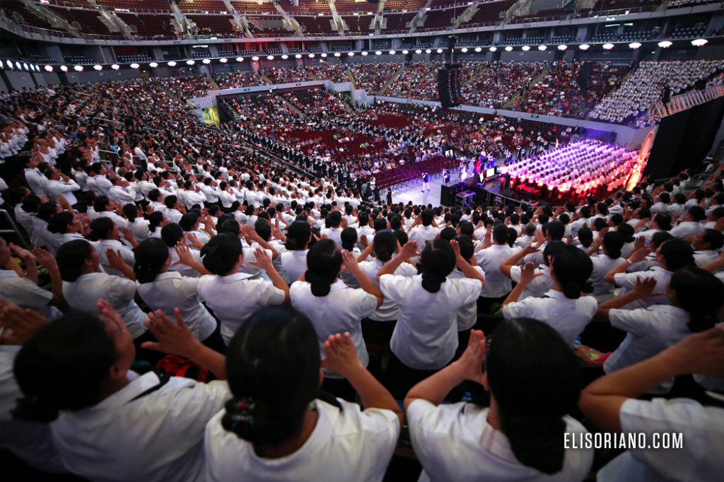 The MOA Arena was filled with thousands of participants to the 36th anniversary celebration of Ang Dating Daan on December 9, 2016. Coinciding the celebration was a Bible Exposition where Bro. Eli answered questions from the audience at the arena and from various remote points. (Rodel Acuvera Lumiaress, Photoville International)