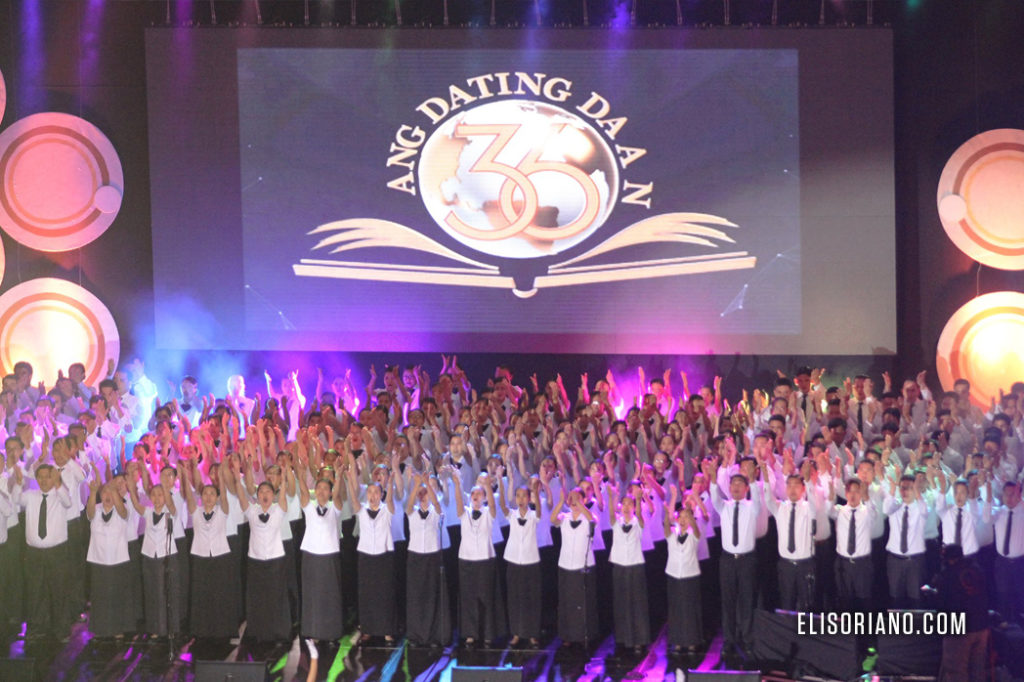 The Ang Dating Daan Chorale singing praise songs during the 36th year celebration of Ang Dating Daan program at MOA Arena. (Charlie Miñon, Photoville International)