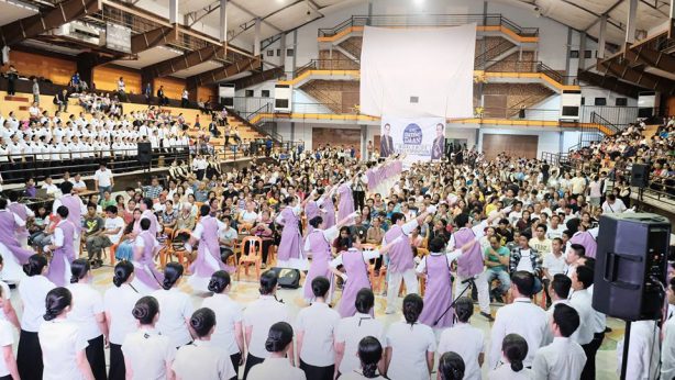 The Bulacan Division Music Ministry and Teatro Kristiano open the September 1 Worldwide Bible Exposition held at the Guiguinto Municipal Hall with a lively and enticing performance of the “Itanong Mo Kay Soriano" jingle. Courtesy: Photoville International | Cristeto Gutas