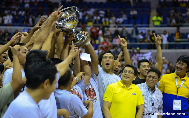UNTV Cup Season 2 Champion, Team AFP hold their trophy up high while UNTV-BMPI CEO Kuya Daniel Razon, UNTV’s Gerry Panghulan, and league commissioner Atoy Co celebrate with the players. (Photo: Photoville International)