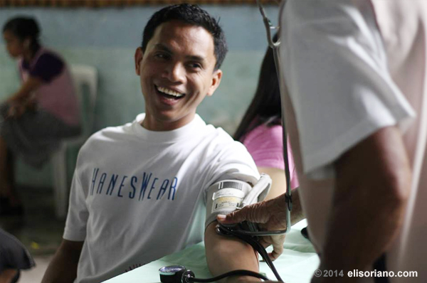 There is joy in giving. A volunteer donor beams as a medical practitioner checks if he is qualified to participate in the blood drive organized by the Ang Dating Daan group and UNTV (Jerome Sedurifa, Photoville International).