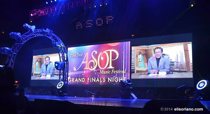 Bro. Eli speaks before the crowd of A Song of Praise Music Festival Grand Finals Night, emphasizing the role of praise songs in changing one’s belief and in giving delight to the Creator. (Photo courtesy of Photoville International)