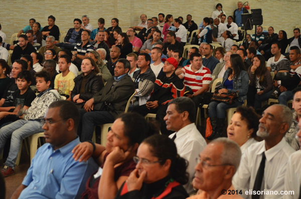 The audience at São Paulo, Brazil attentively listening to the discussion between Bro. Eli Soriano and Brazilian Pastor.