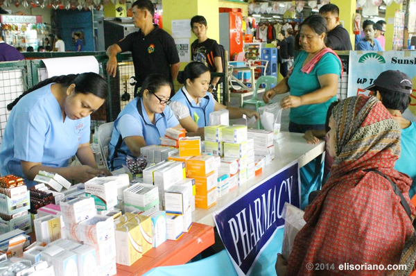 The organizers of the medical outreach program spearheaded by Bro. Eli Soriano and Kuya Daniel Razon dole out medicines for free (File photo: James Espiritu, Photoville International)