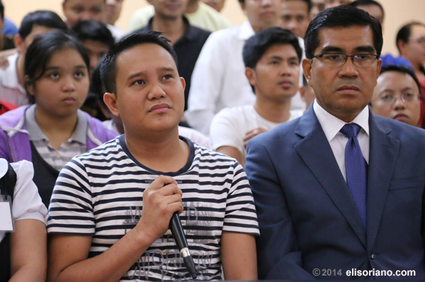 A fellow at Dubai asks Bro. Eli his question during the Tagalog based Bible Exposition. Photo by Photoville International