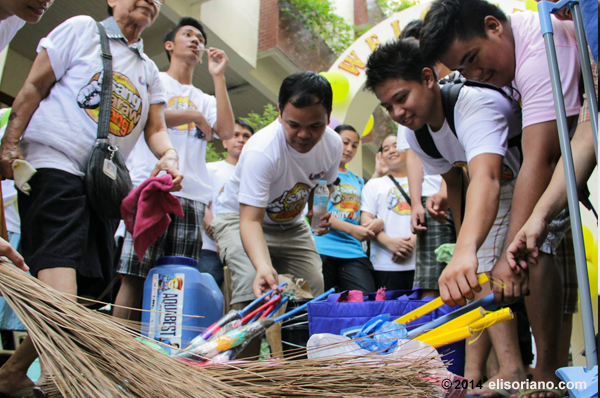 Volunteers from the Ang Dating Daan group pick up all the necessary cleaning materials and gear up for a day of volunteerism and goodwill. (Photo: Photoville International)