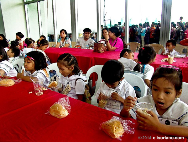 Ang Dating Daan and UNTV partner for feeding program projects in elementary schools in the Philippines. 