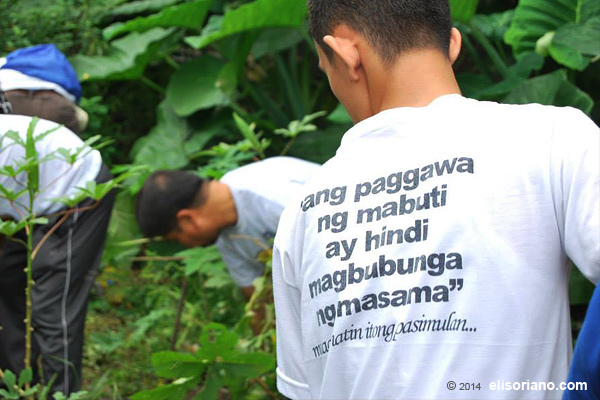 Clean-up drives held in various parts of the country are also part of the Isang Araw Lang advocacy supported by Bro. Eli and MCGI. (Photo by Rogelio Necesito Jr., Photoville International)